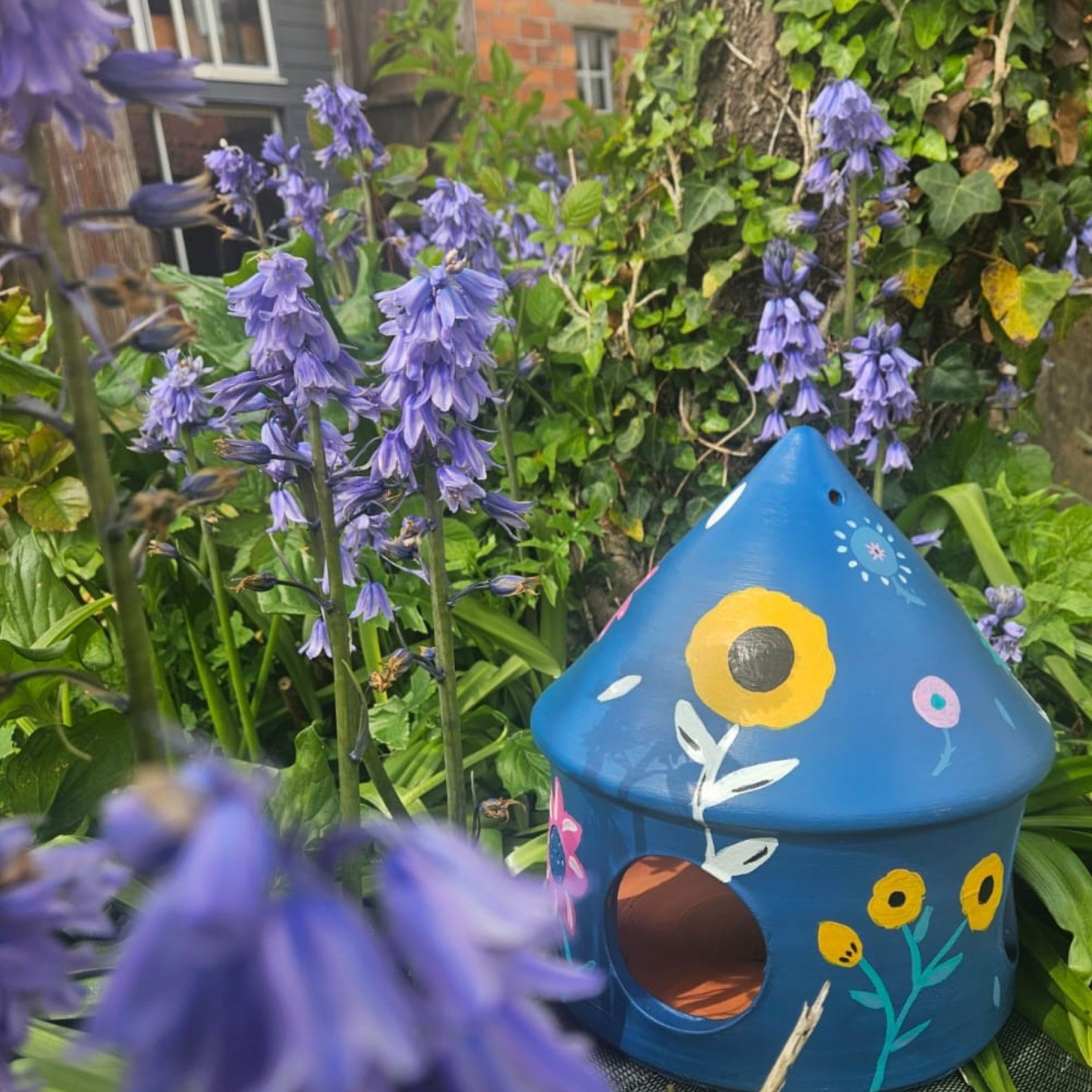 Mangeoire artisanale pour oiseaux en poterie