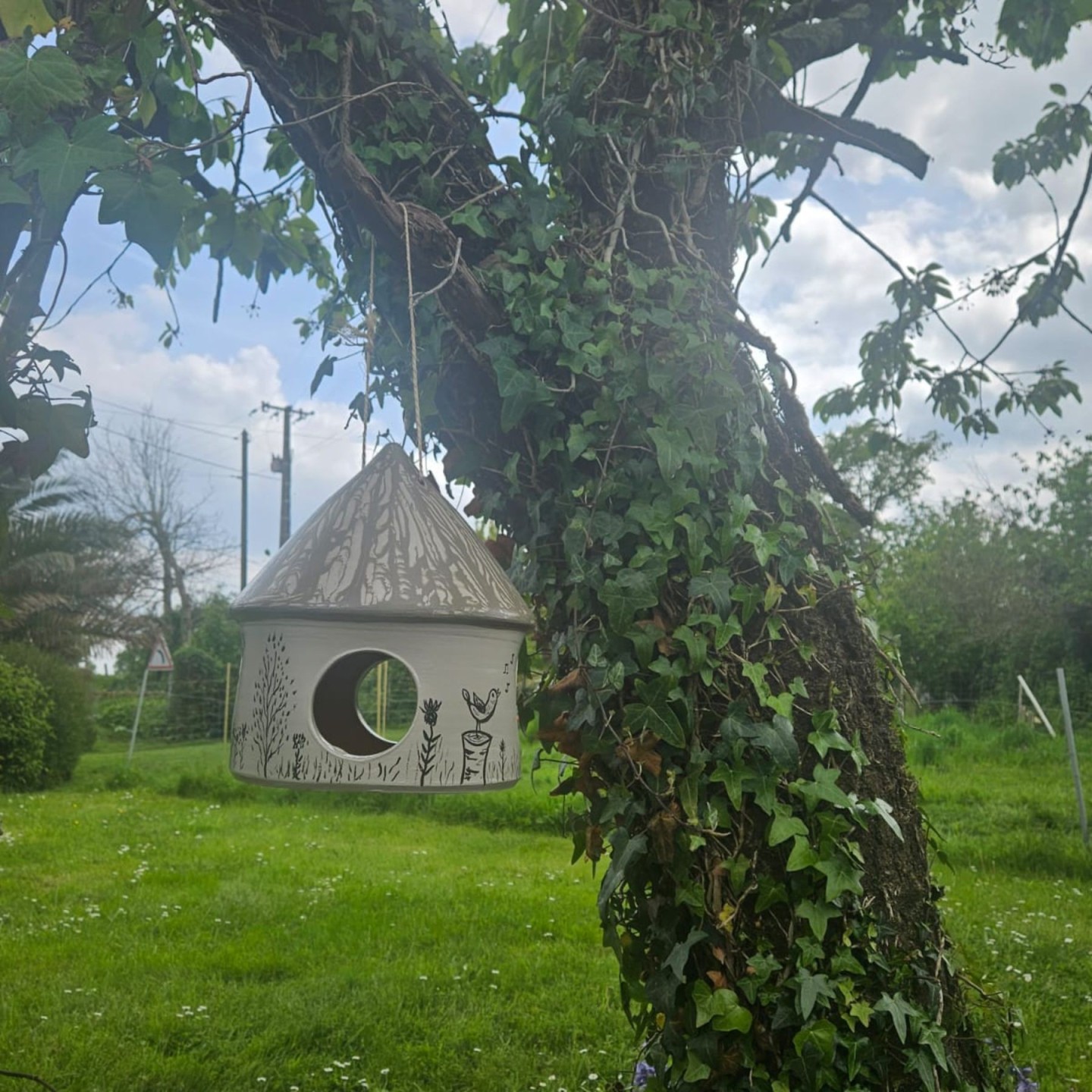 Mangeoire artisanale pour oiseaux en poterie