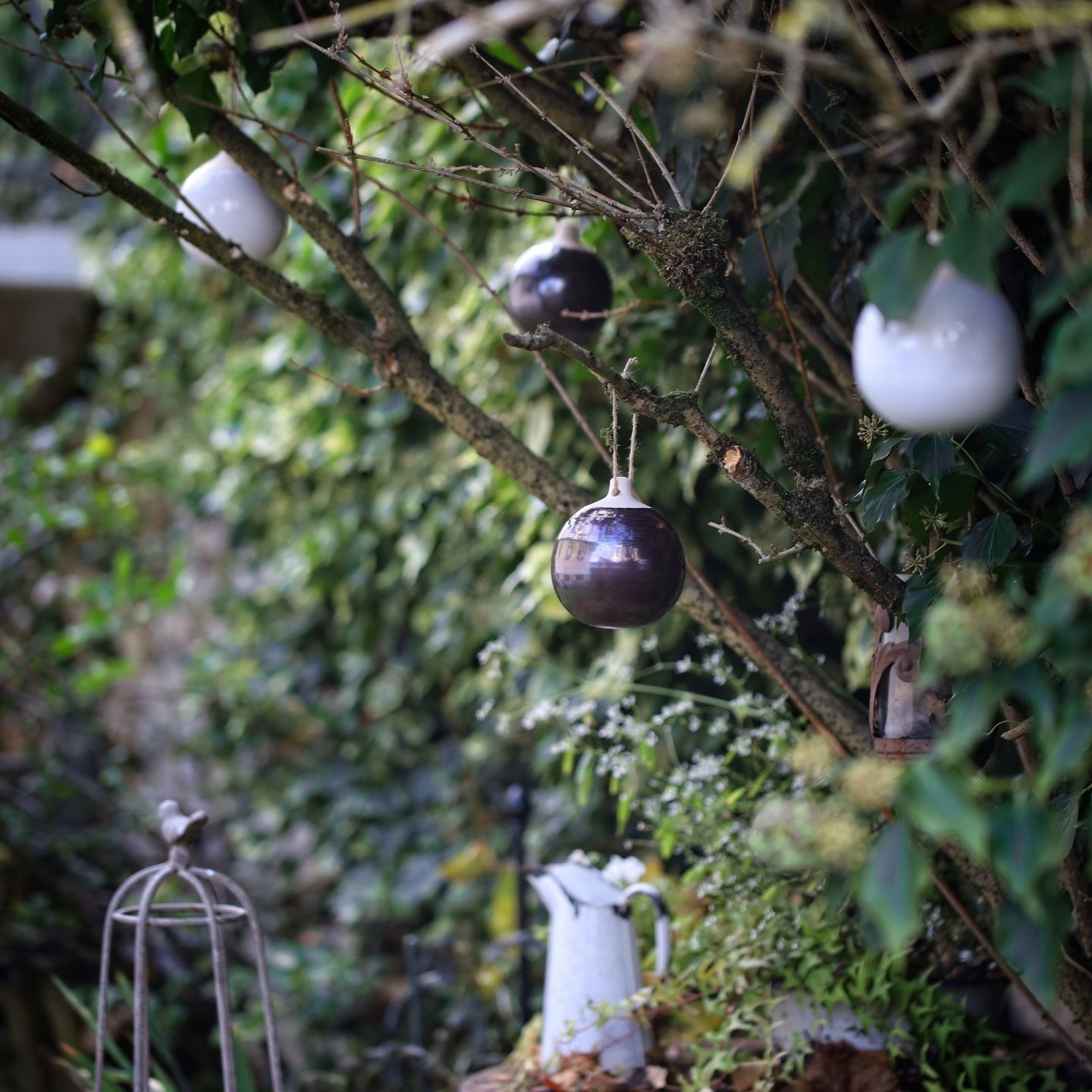 Set van 2 ambachtelijke Franse keramische kerstballen – Atelier Lutton