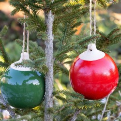 Set aus 2 handgefertigten französischen Keramik-Weihnachtskugeln – Atelier Lutton