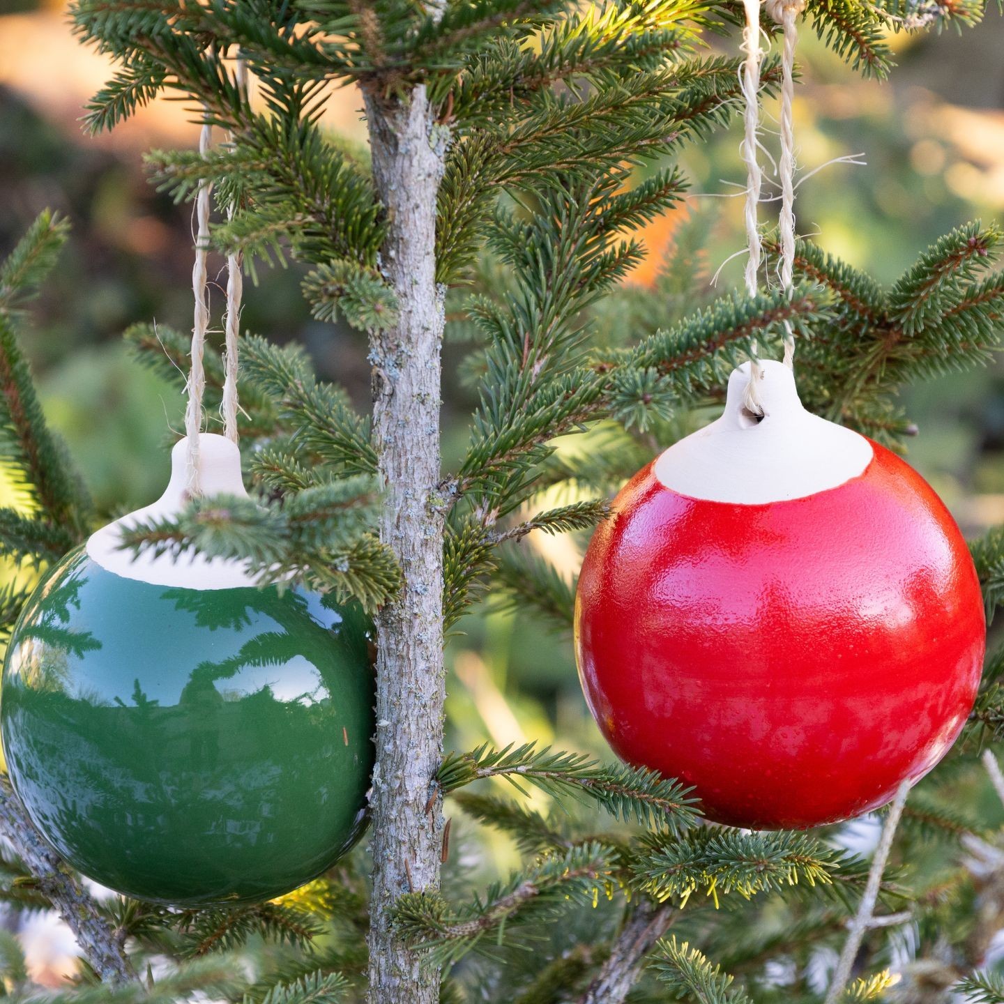 Set aus 2 handgefertigten französischen Keramik-Weihnachtskugeln – Atelier Lutton